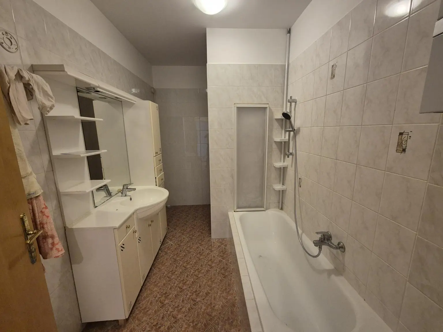 GUT GESCHNITTENE HELLE 2 ZIMMER WOHNUNG MIT LOGGIA UND KFZ-ABSTELLPLATZ