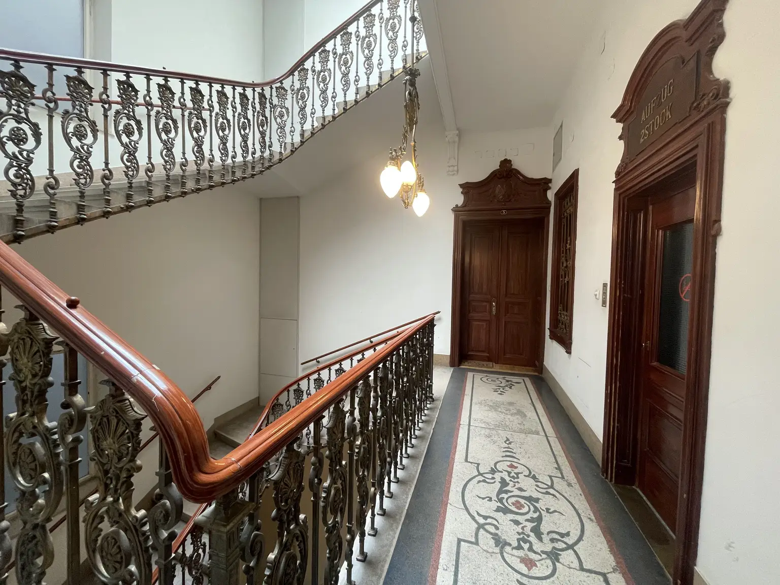 Prunkvolle 6-Zimmer Wohnung im repräsentativen Haus / Impressive 6-room-apartment in a representative building