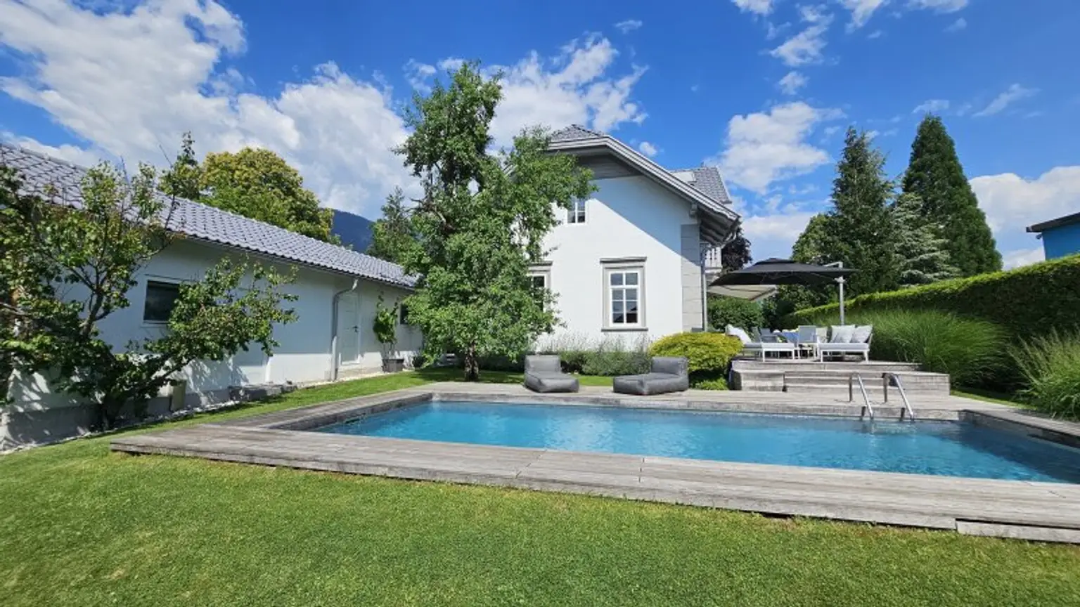 Außenansicht - Garten - Pool - Haus - Seeboden - kaufen