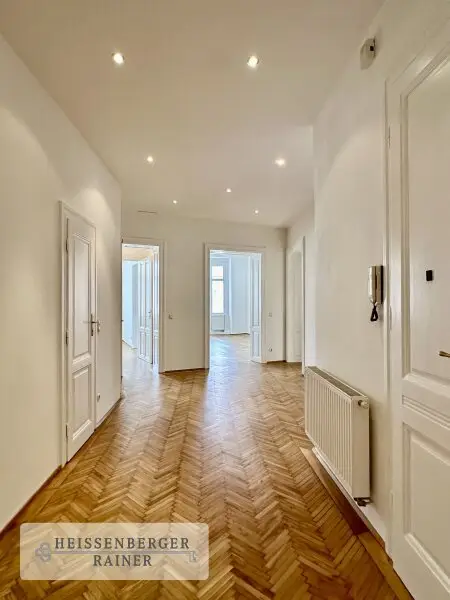 BELETAGE IN ALTHIETZING /// UNTER ST. VEIT /// GROSSZÜGIGE ALTBAUWOHNUNG