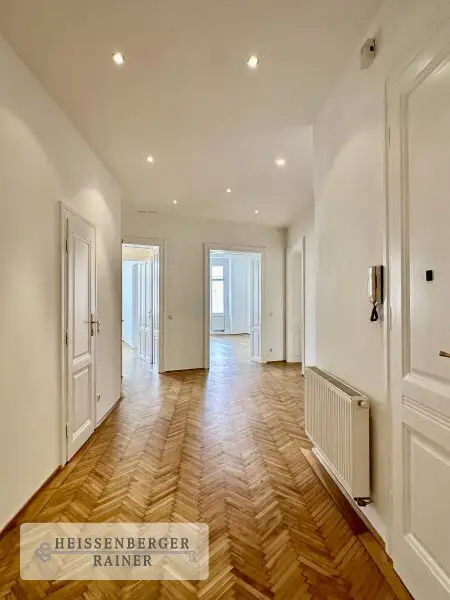BELETAGE IN ALTHIETZING /// UNTER ST. VEIT /// GROSSZÜGIGE ALTBAUWOHNUNG
