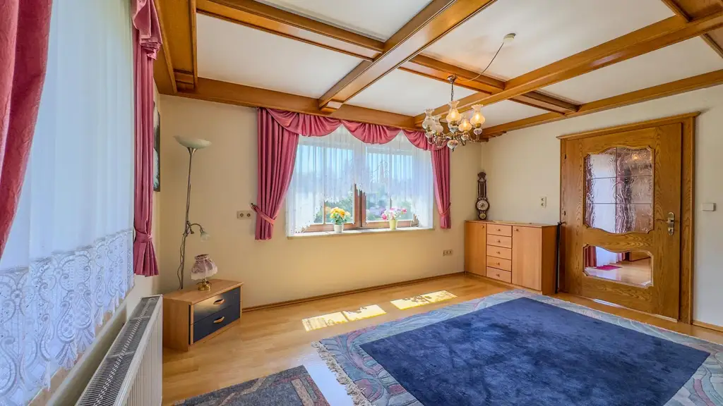Großzügiges Einfamilienhaus am Dorfrand mit Nebengebäude und viel Potenzial