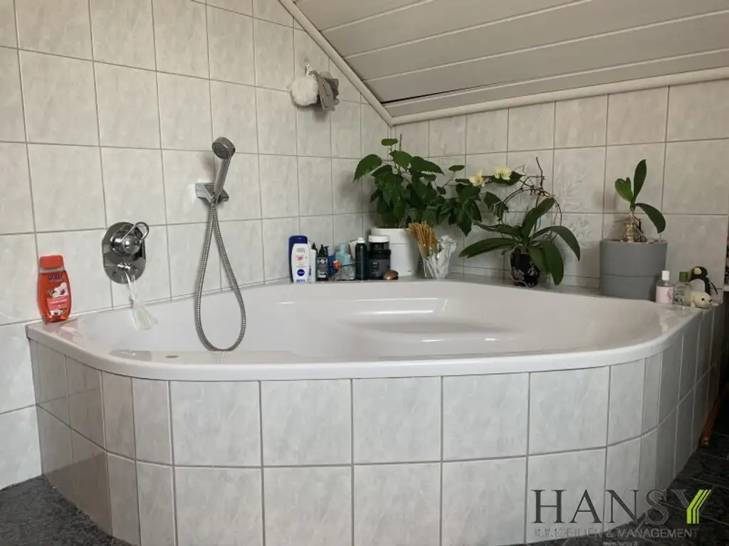 Großzügiges, bezugsfertiges Traumhaus mit Baugrund, Doppelgarage und Gartenidylle