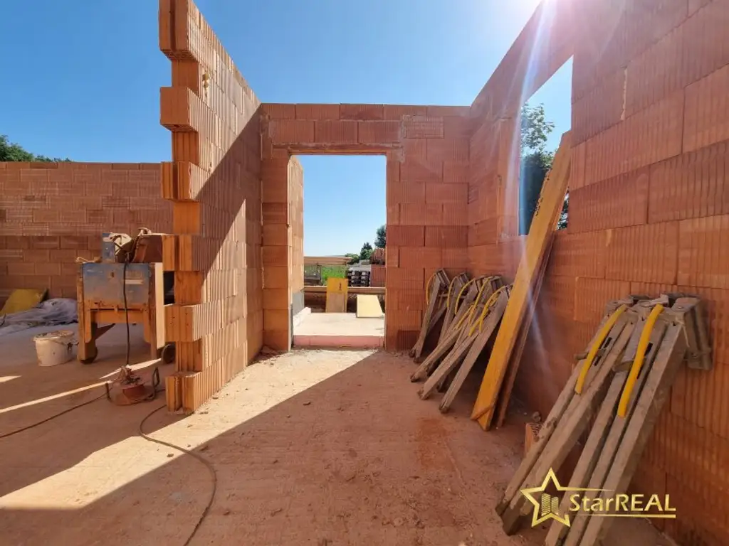 BAUBEGINN ERFOLGT! IDEAL FÜR FAMILIEN! 5-ZIMMER-ZIEGELHAUS MIT UNVERBAUBAREN AUSBLICK. MIT KELLER, BALKON, TERRASSE, CARPORT UND GROSSEM GARTEN.