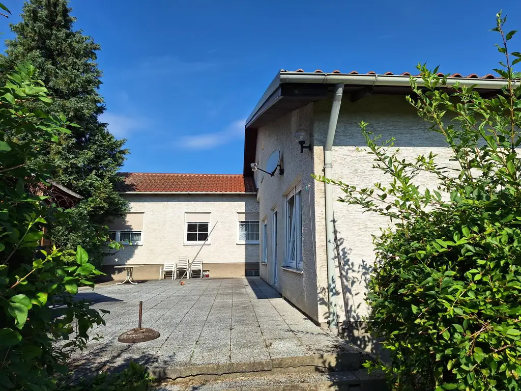 EINFAMILIENHAUS MIT GROSSEM GRUND