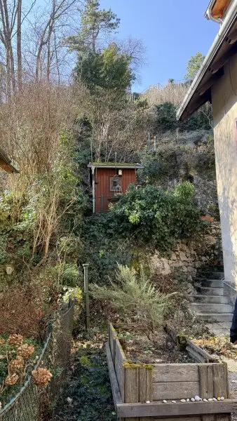 Blick von unten, hin zur Terrasse oberhalb des Hauses