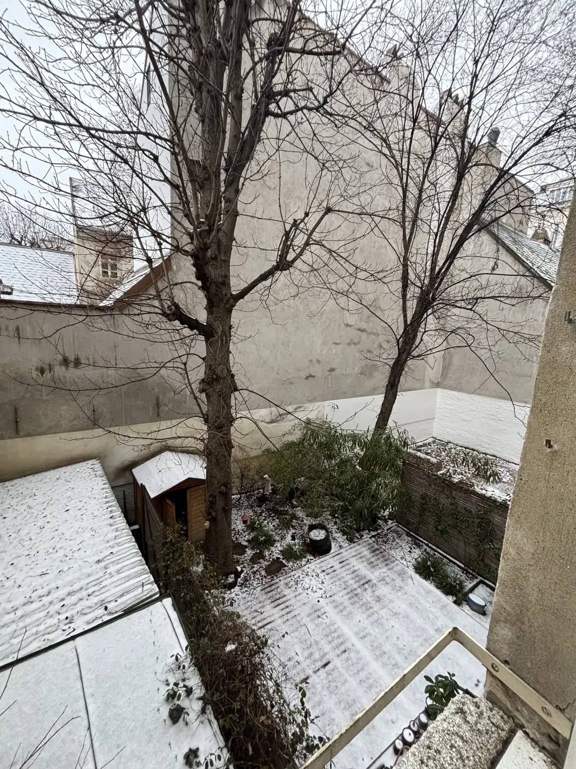 Sanierungsbedürftige 82m² Altbauwohnung mit mini Balkon in Hofruhelage!