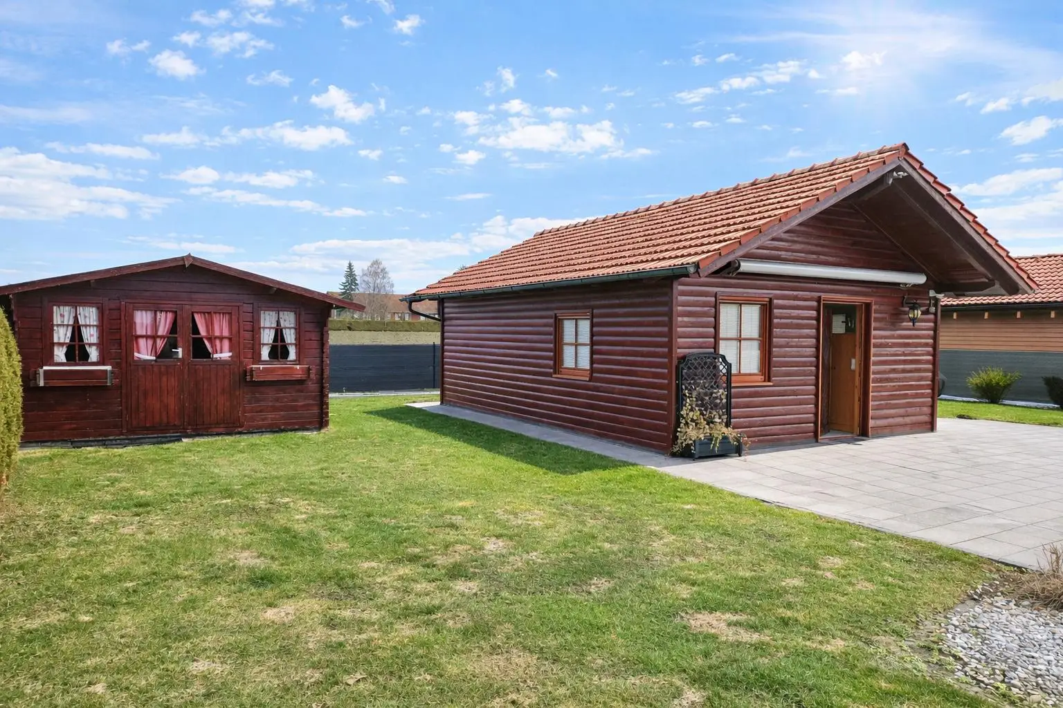 Haus mit Gartenhütte