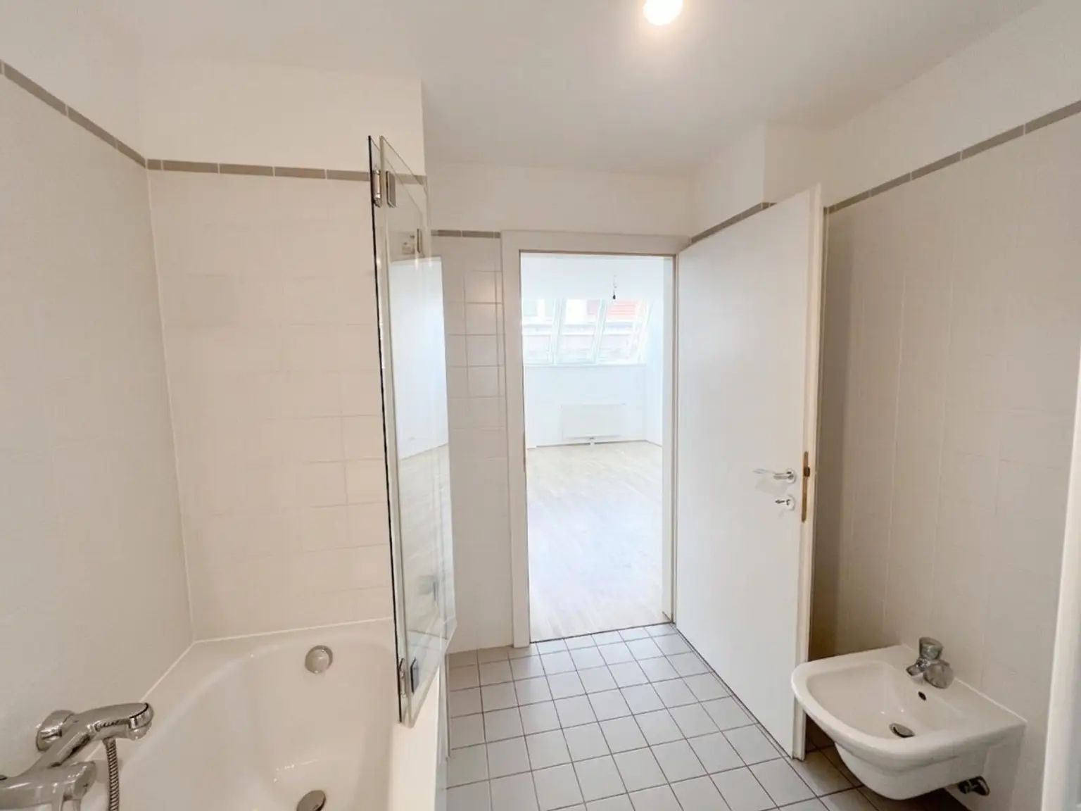 UNBEFRISTET: Top-Lage beim Stephansplatz: Moderne, klimatisierte Dachgeschoßwohnung im stilvollen Haus / Prime location near Stephansplatz: a modern, air-conditioned penthouse flat in a stylish building