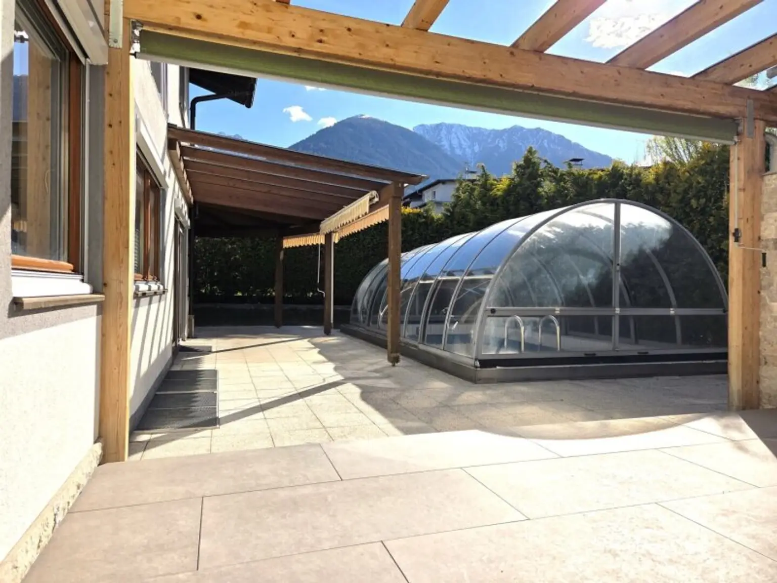 Terrasse mit Pool