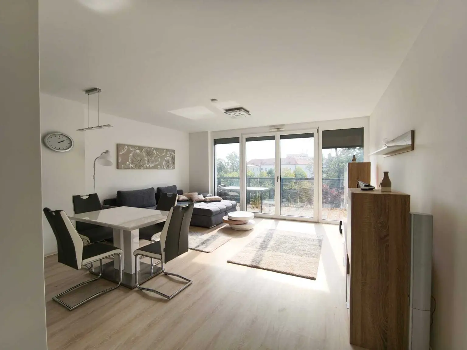 Moderne 3 Zimmerwohnung inkl. Balkon + 2 Garagenplätze!