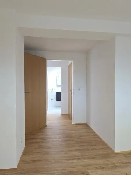 Blick vom Kinderzimmer zum Bad