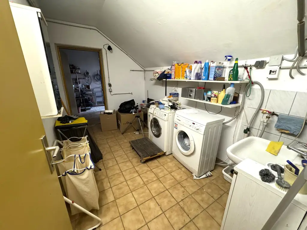 Großzügiges Einfamilienhaus mit Pool, Wintergarten und Doppelgarage mitten im Grünen!