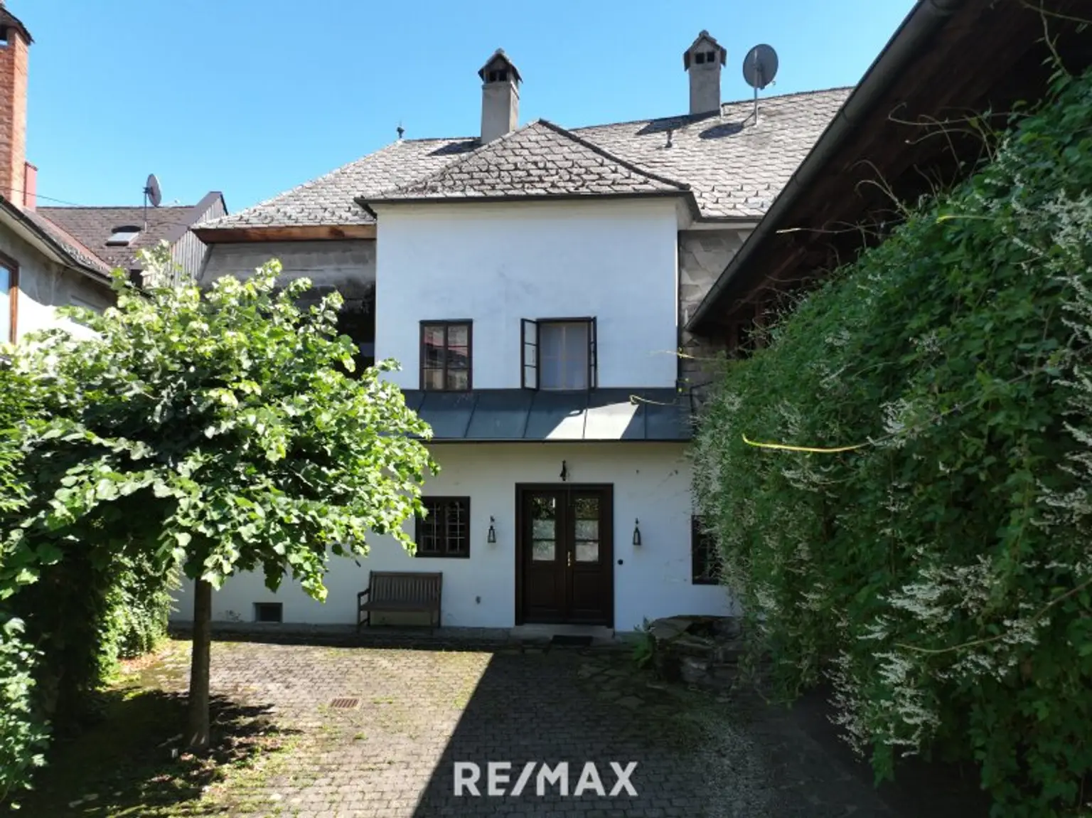 Wohnhaus mit unseinsehbarem großen Garten