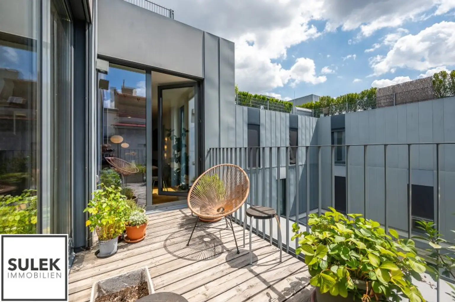 Einzigartige DG-Wohnung mit Loft-Charakter und Terrassen (rd. 165m²) inkl. atemberaubendem Fernblick