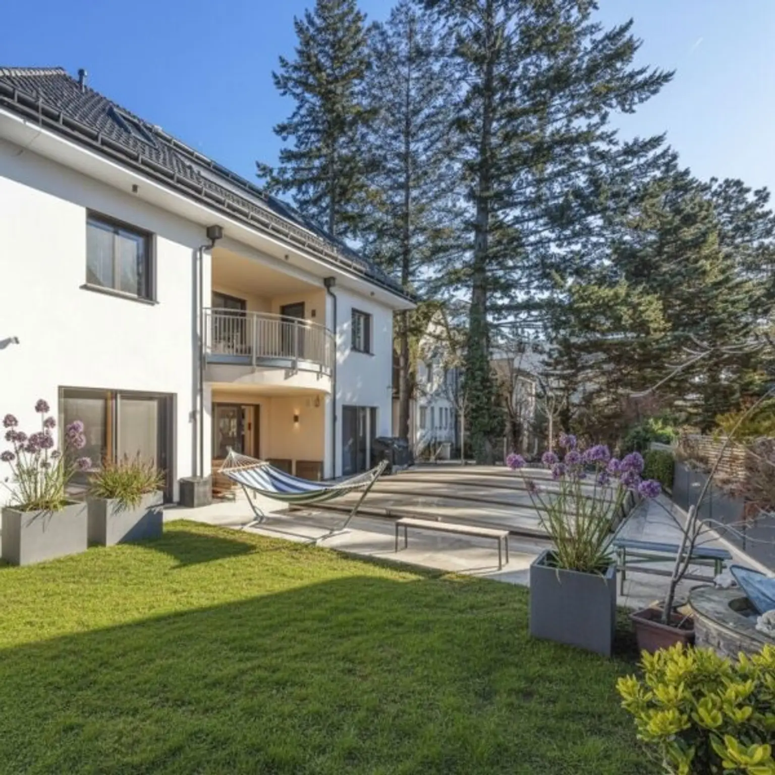 Großzügige High-End-Familienvilla der Extraklasse. - Spacious, high-end family villa of the highest class.