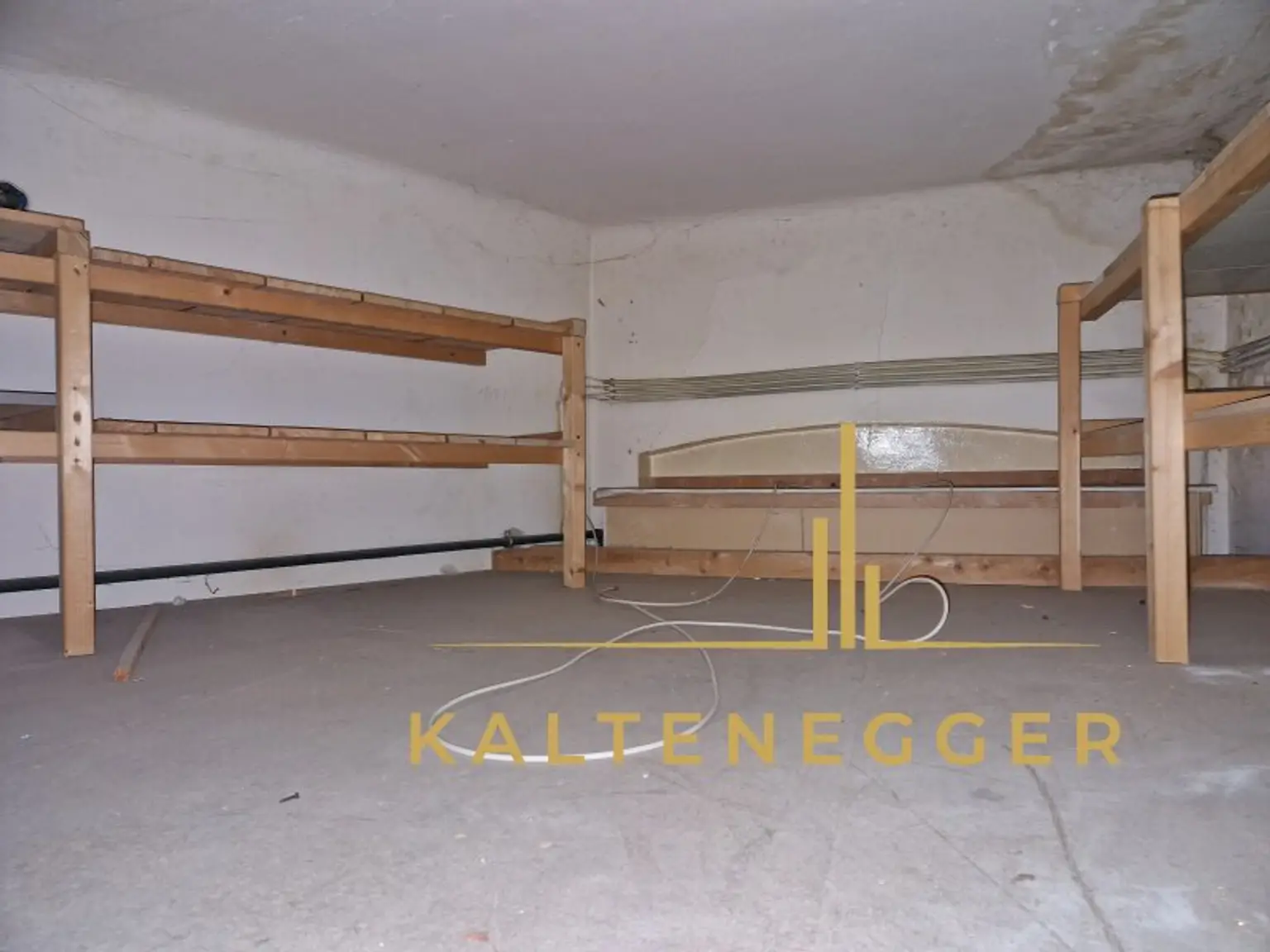 zusätzlich eingebauter Stauraum an der Decke in der "Küche" mit ca. 7 m²