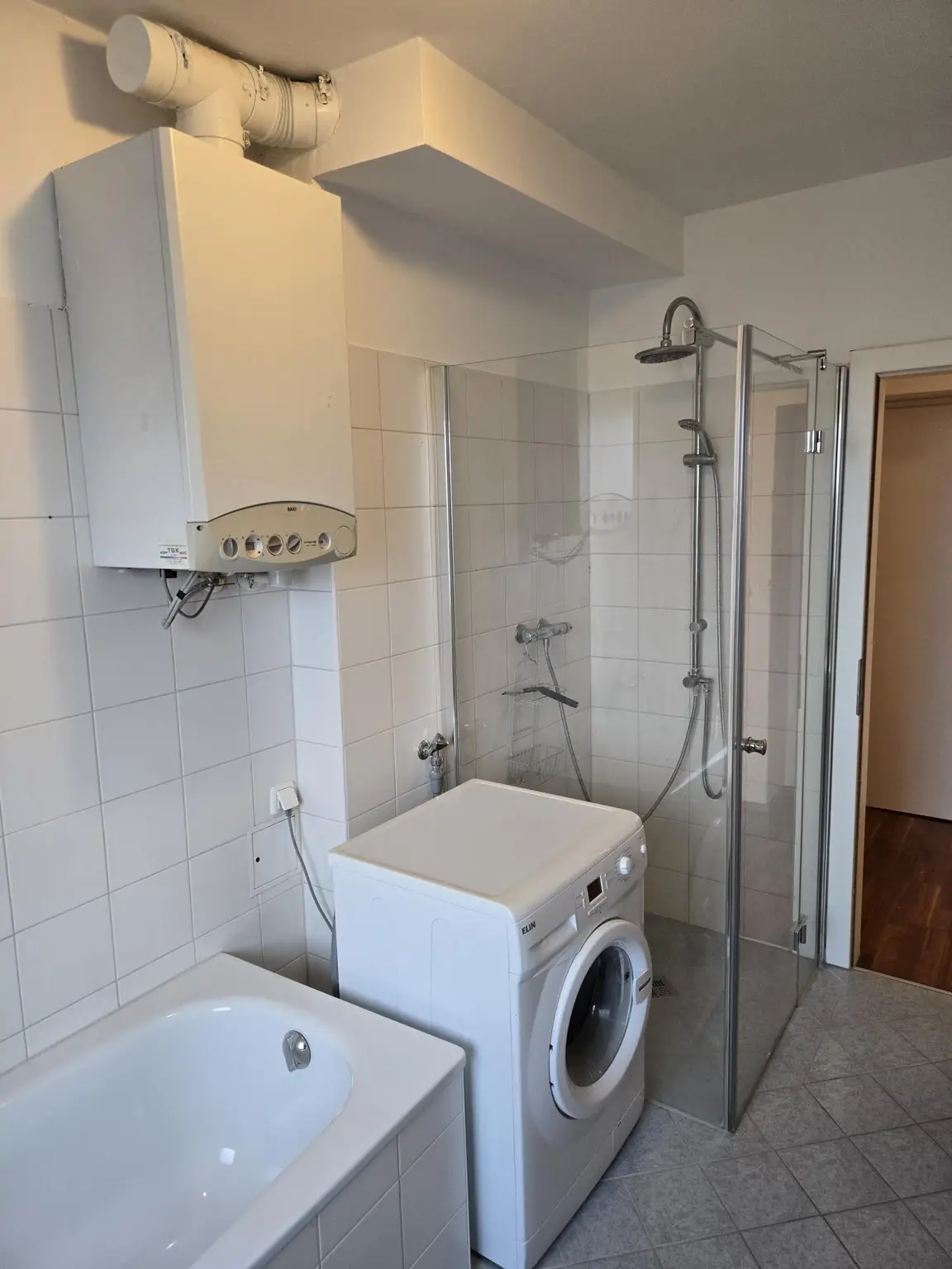 Badewanne, Dusche und Waschmaschinenanschluss