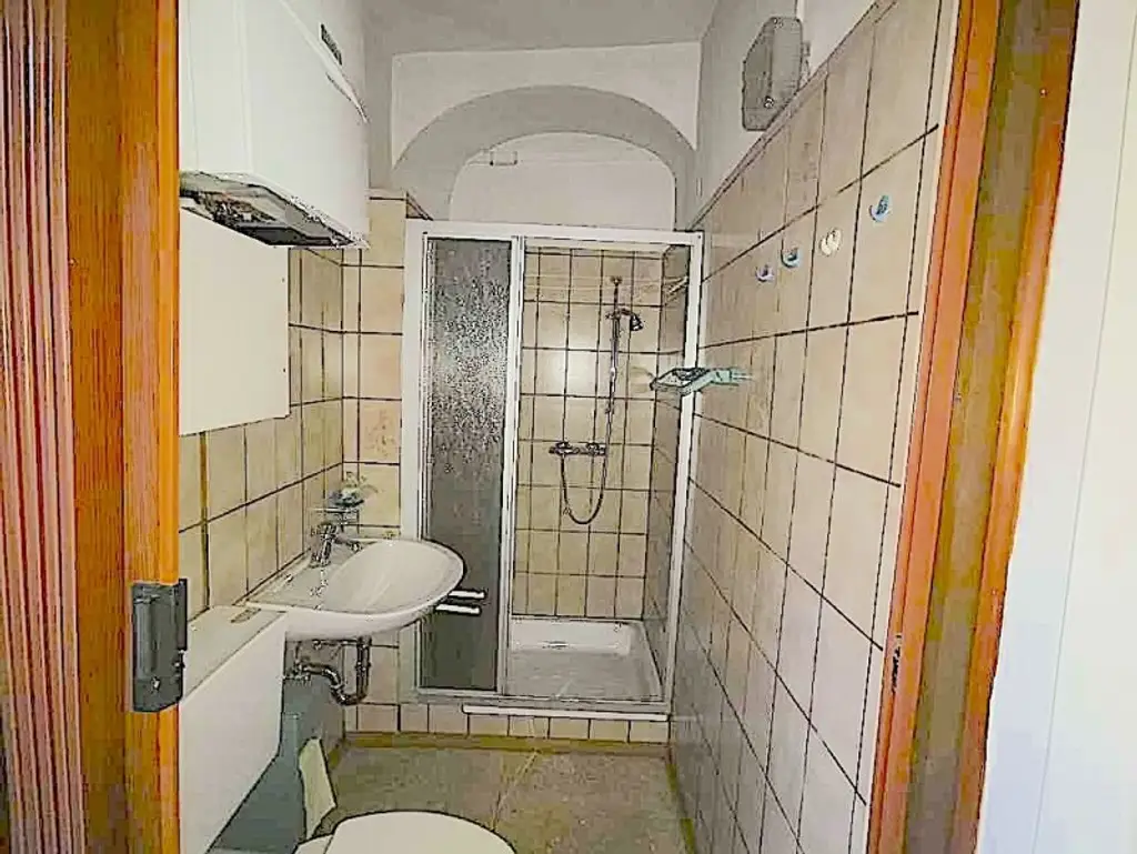 Kleine, historische Entwicklungsliegenschaft im Zentrum von Krems, mit Charme und Rohdachboden, bis auf eine Wohnung leer. wieder ein besonderes Objekt von allesgefunden.at...