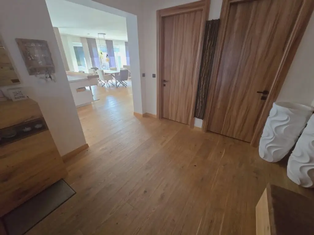 Traumhaft LUXURIÖS AUSGESSTATTETES SMART EFH in Leopoldsdorf: Wfl. 196m², 6 Zimmer, Balkon & Terrasse! + PHOTOVOLTAIK ANLAGE mit STROMSPEICHER + beheizter POOL  + GARAGE + GRILLPLATZ +