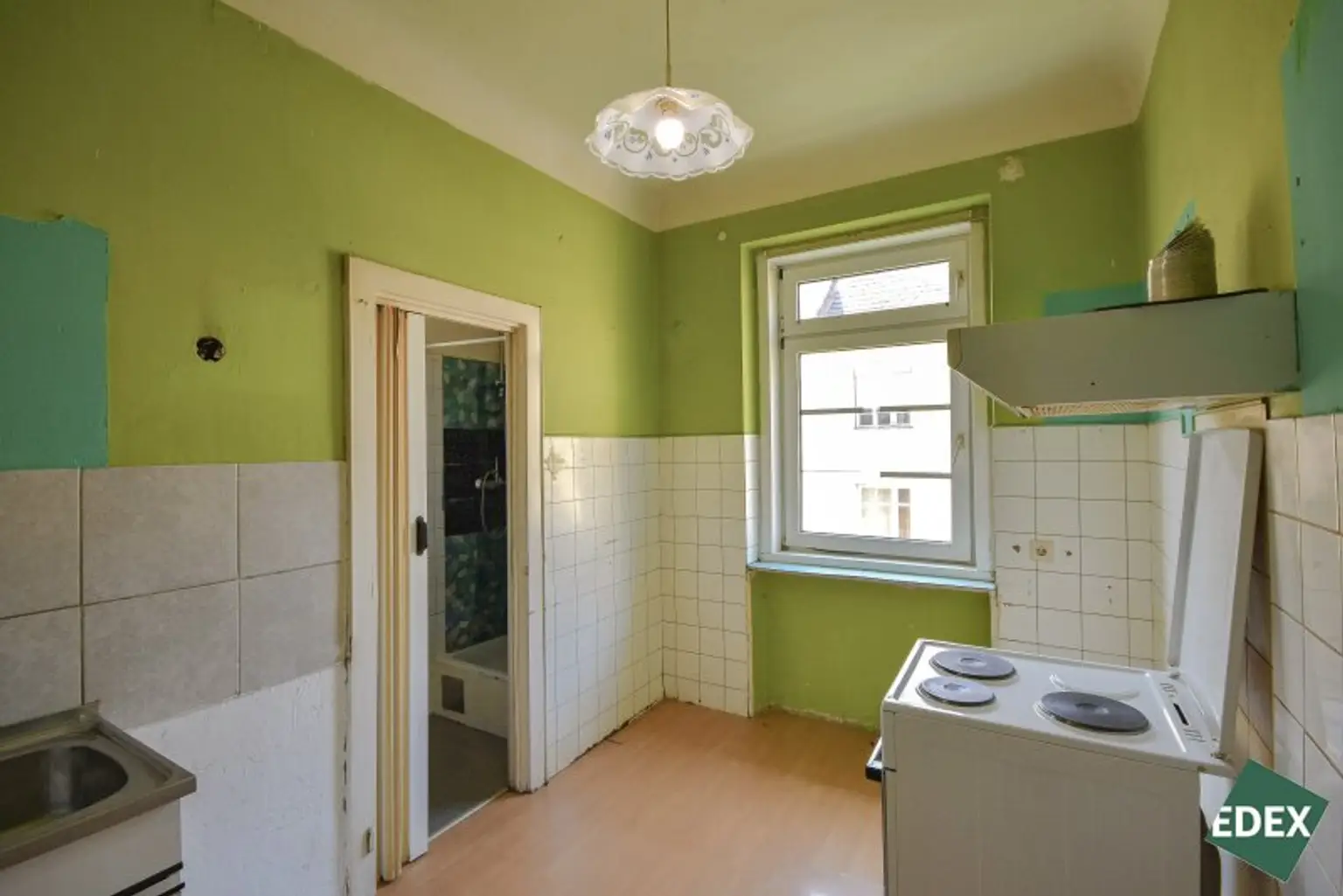 Charmante 2-Zimmer-Altbauwohnung mit separater Küche – renovierungsbedürftig, aber mit viel Potenzial!