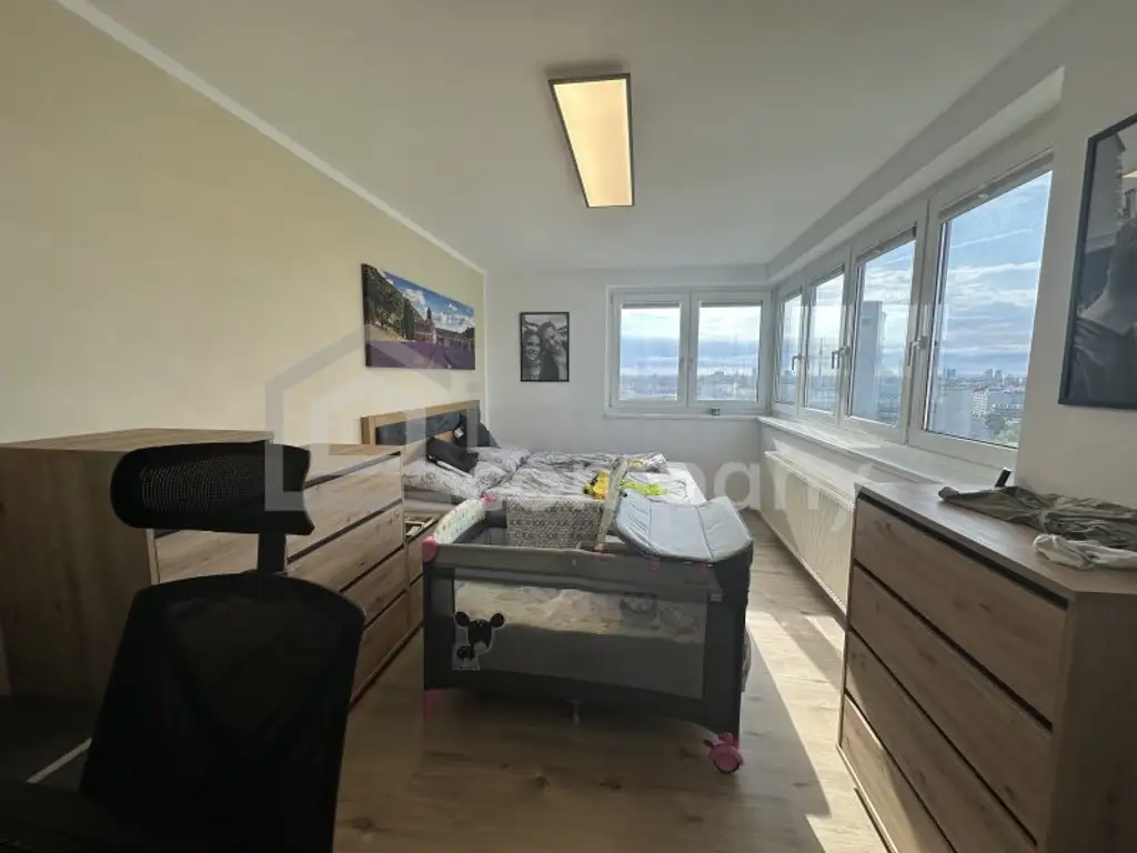 Skyline-Living im 20. Bezirk – 13. Stock, Panoramablick & Garage“