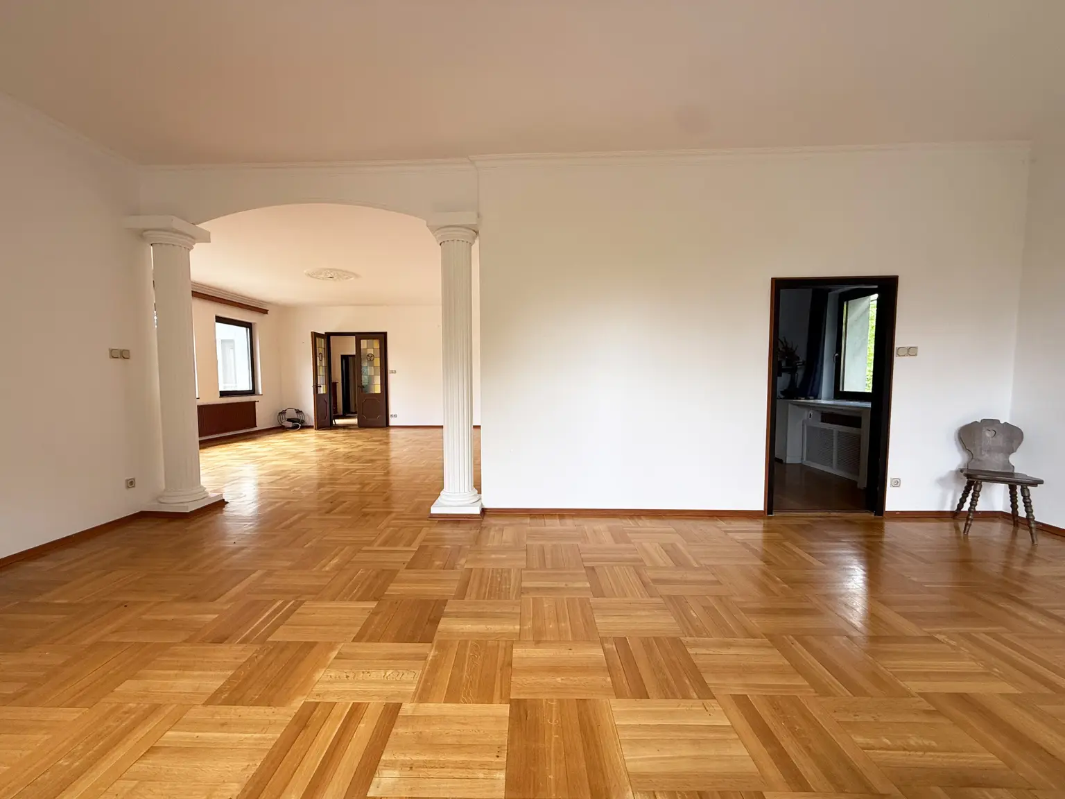 Salon mit Zugang zur Küche