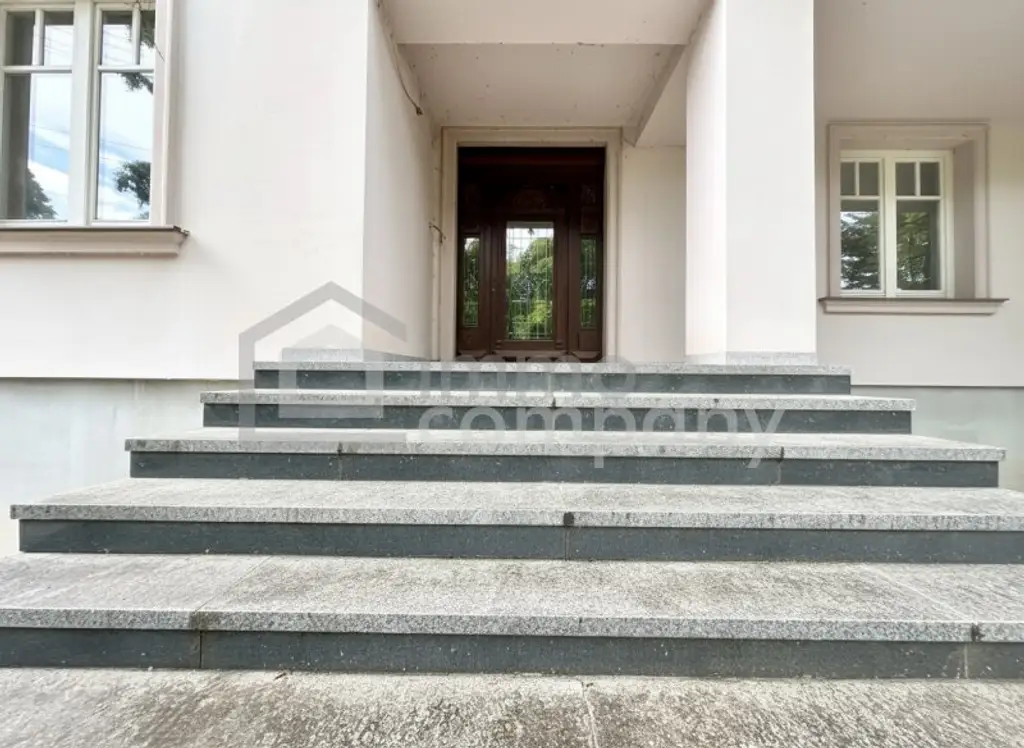 Luxuriöse Villa in Hamuliakovo: 600m², 14 Zimmer, Erstbezug mit Stadt- und Grünblick!