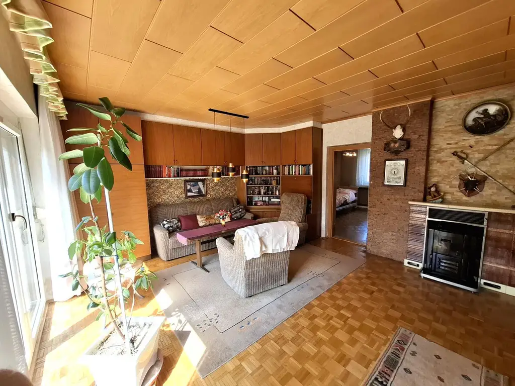 Einfamilienhaus mit Keller, Loggia, Garage und Garten, nur 300 Meter zum Neufelder See