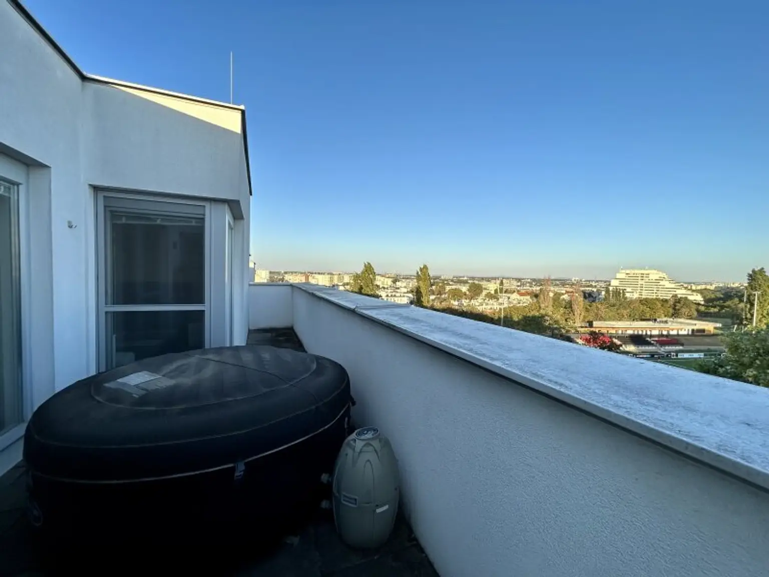 Einzigartige Dachgeschosswohnung mit Traum-Ausblick auf den Kahlenberg!