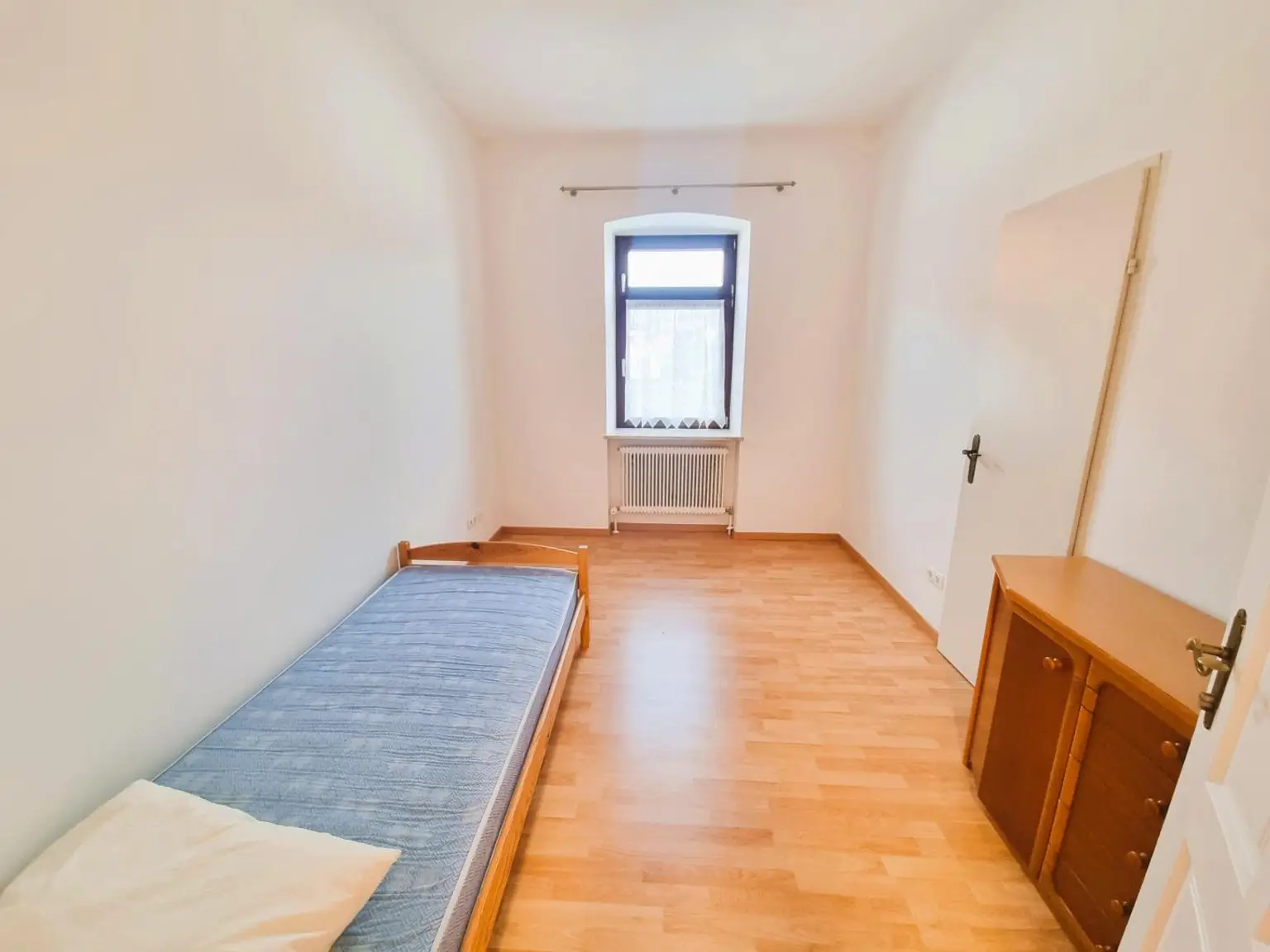 Großzügige 4-Zimmer-Wohnung im Zweiparteienhaus mit Garten und Carport