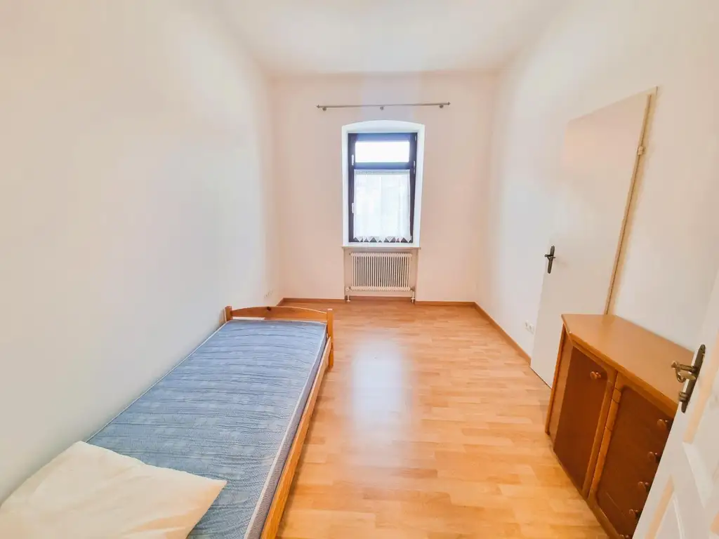 Großzügige 4-Zimmer-Wohnung im Zweiparteienhaus mit Garten und Carport