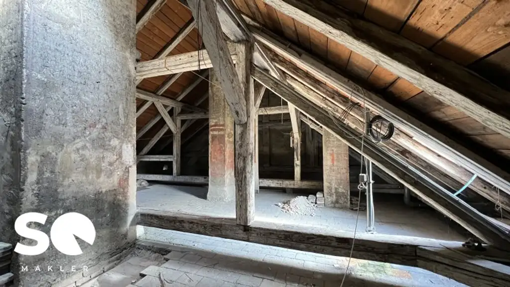 # SQ - ROHDACHBODEN MIT BAUBEWILLIGUNG & ERWEITERBARE WOHNUNG IM 2. OBERGESCHOSS IN ZENTRALER LAGE AM SPITZ IN FLORIDSDORF