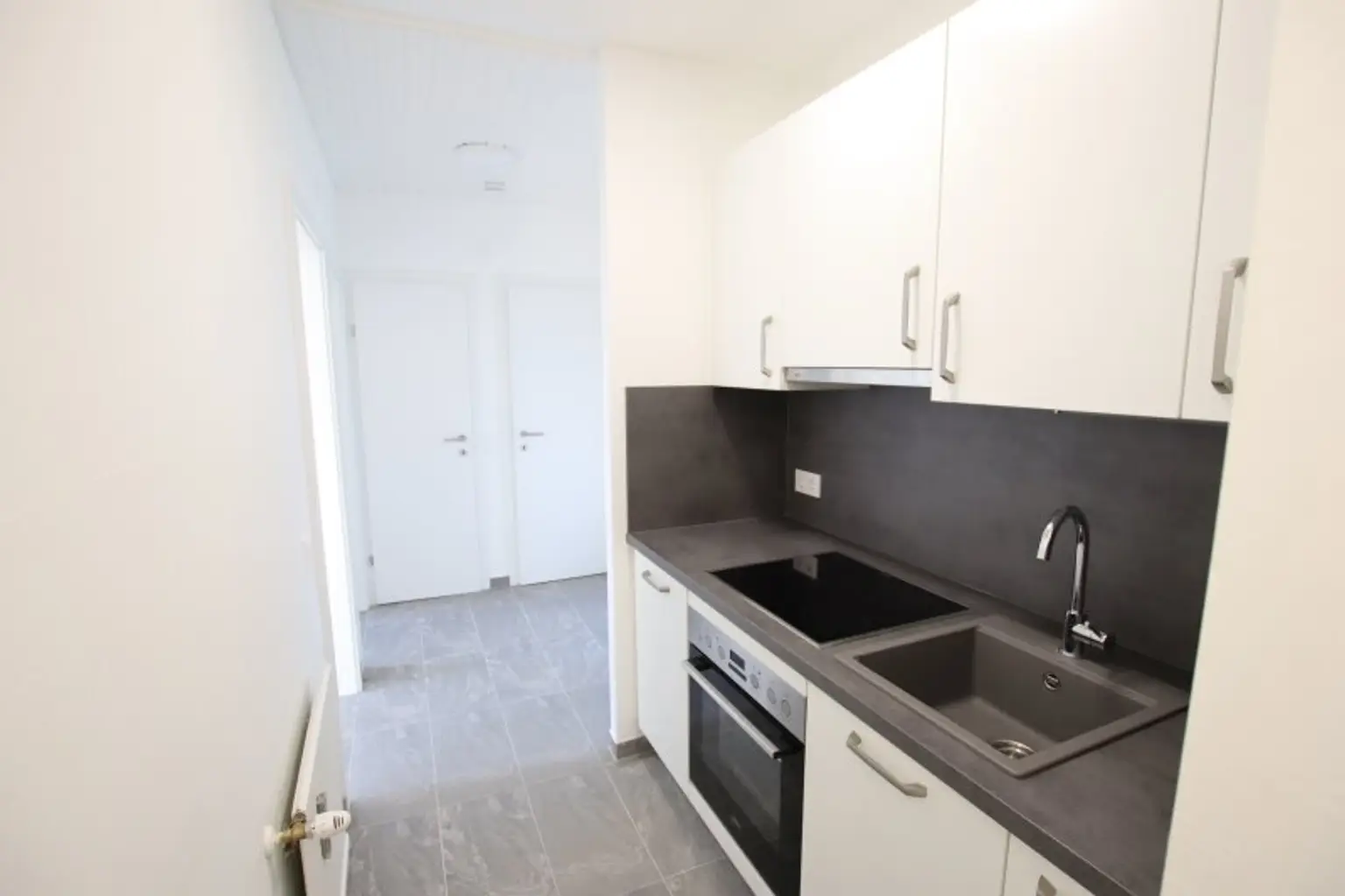 Kernsanierte und schöne 2 Zi Wohnung im 5. und letzten OG mit Garage in Klagenfurt - Karl-Landsteiner-Gasse