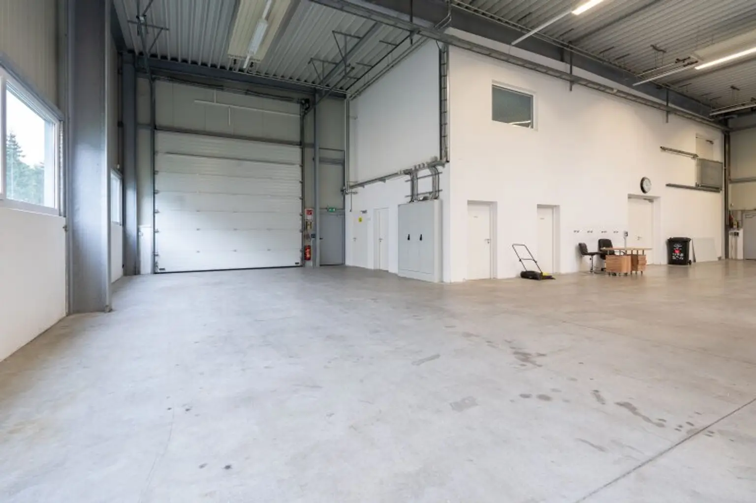 Moderne Gewerbehalle mit Büroflächen in Pinsdorf zu mieten!