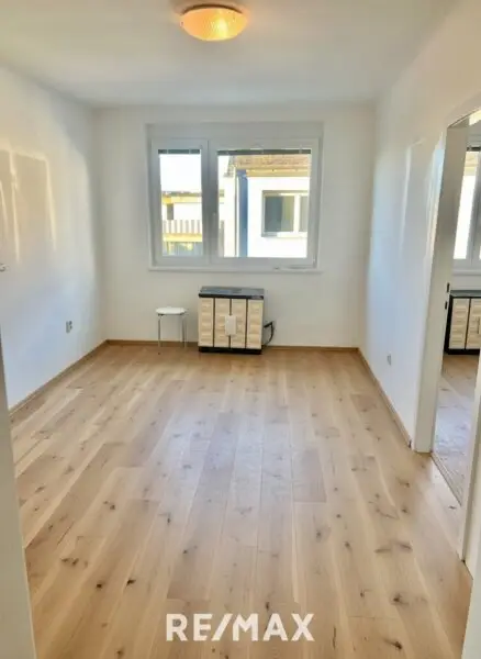 Schlafzimmer und Kabinett mit KI-Parkettboden!