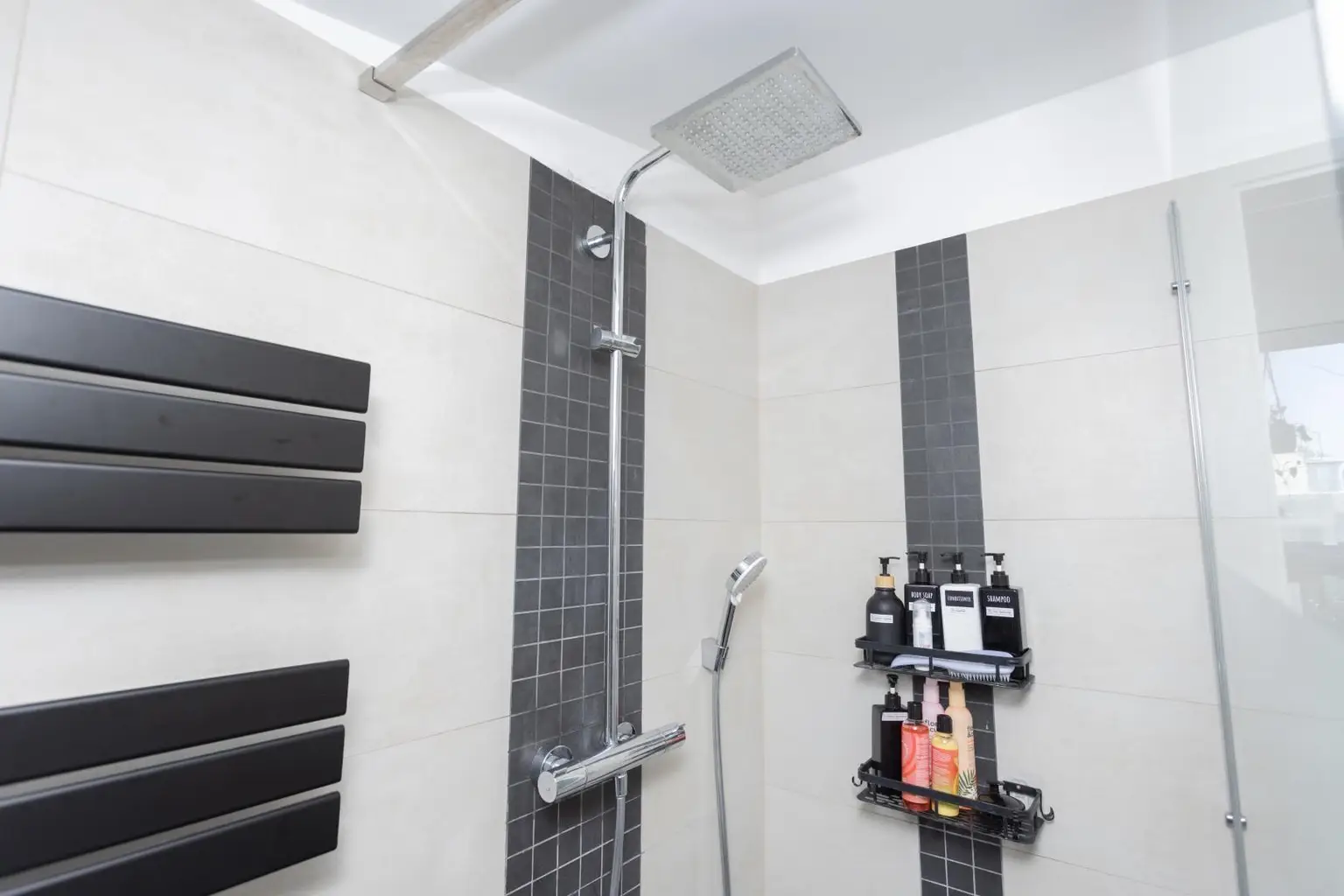 Bad mit Dusche - Ebene 2