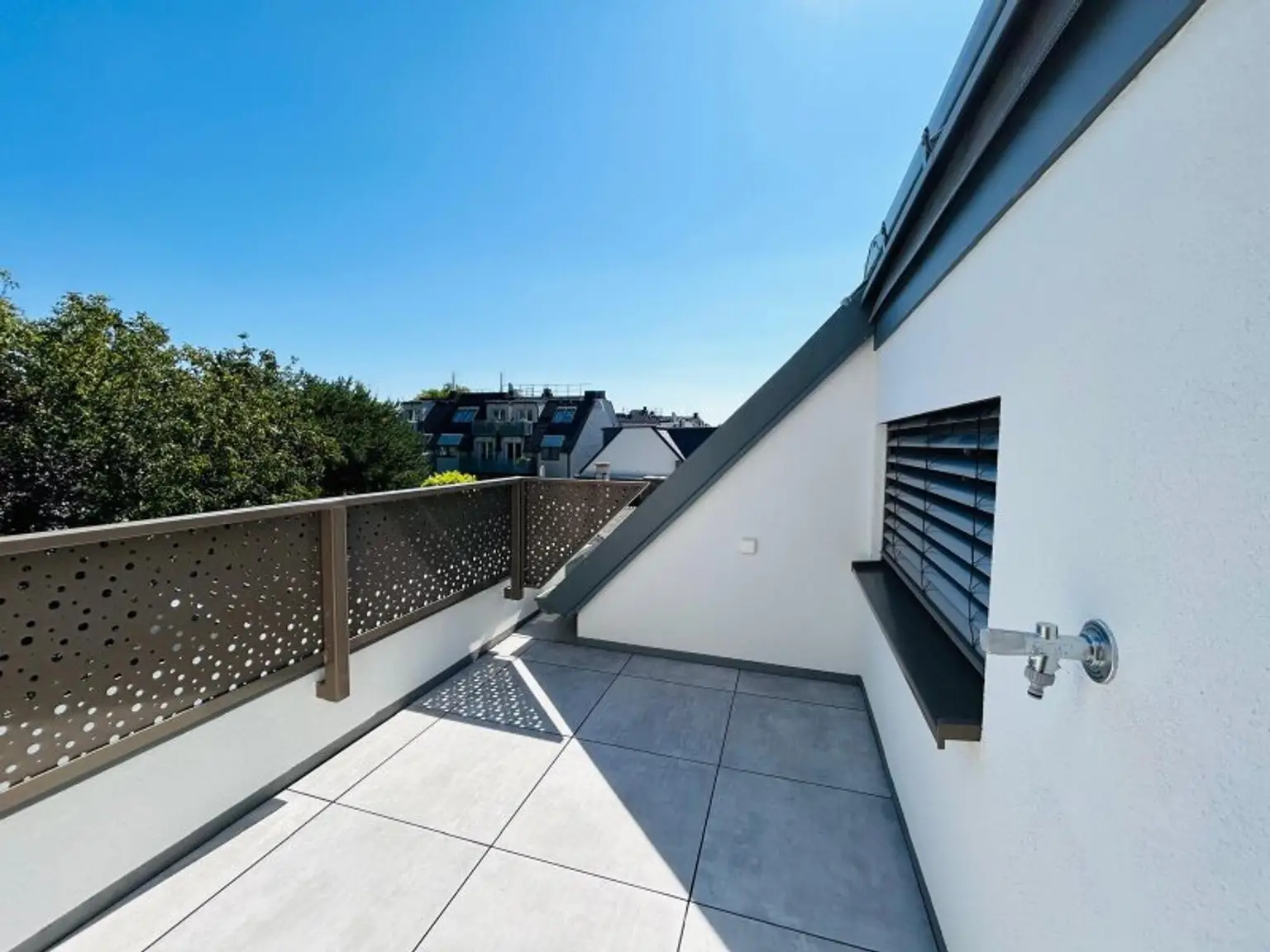Provisionsfreie, klimatisierte Dachgeschosswohnung nahe der UNO-City – 2 Terrassen, Fitnessraum, PKW-Stellplatz – Erstbezug