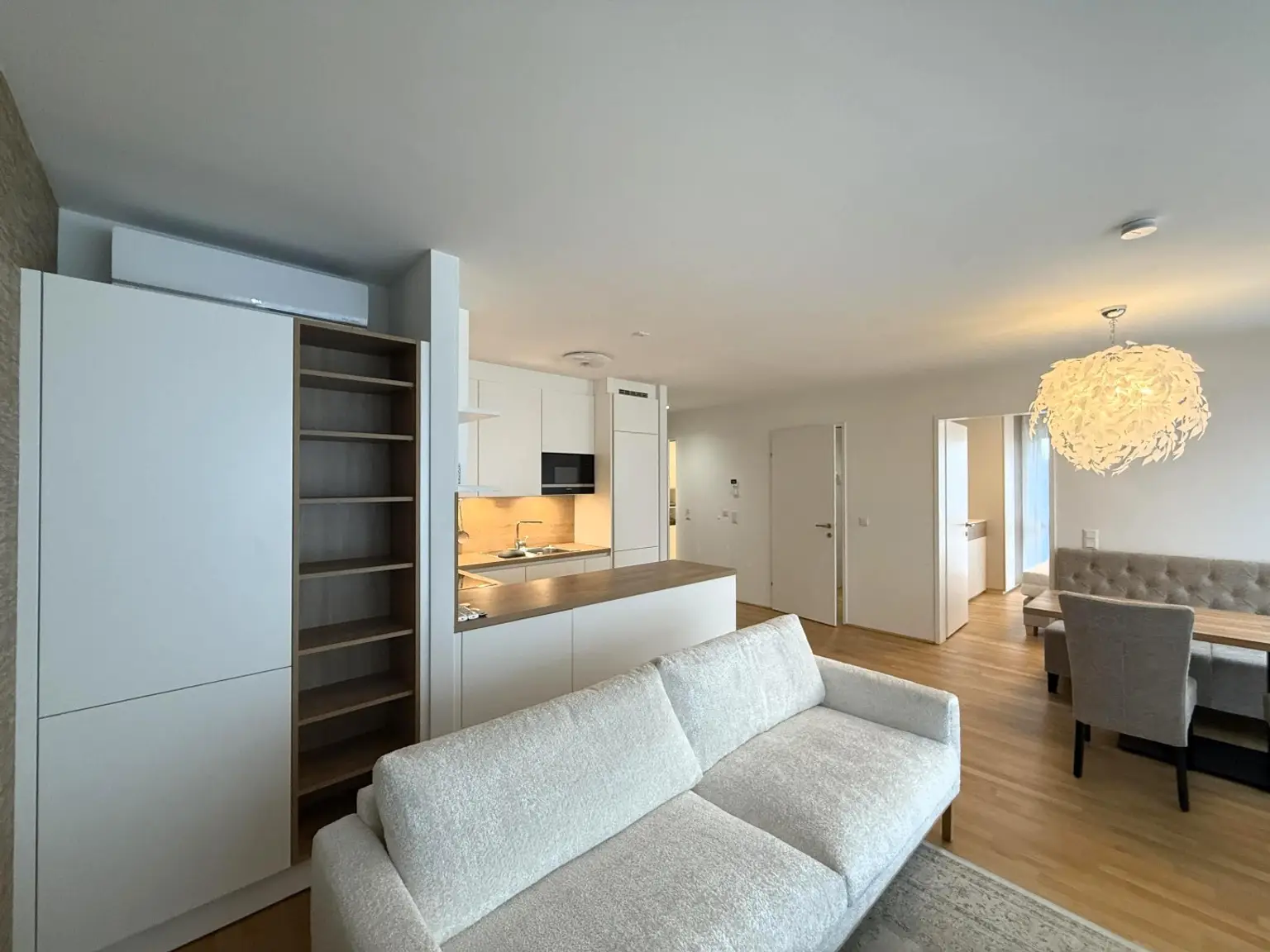 Exklusiv und komplett möblierte 3-Zimmer-Terrassenwohnung für gehob. Ansprüche // Excl. and fully furnished 3-room terr. apt for discerning tastes //