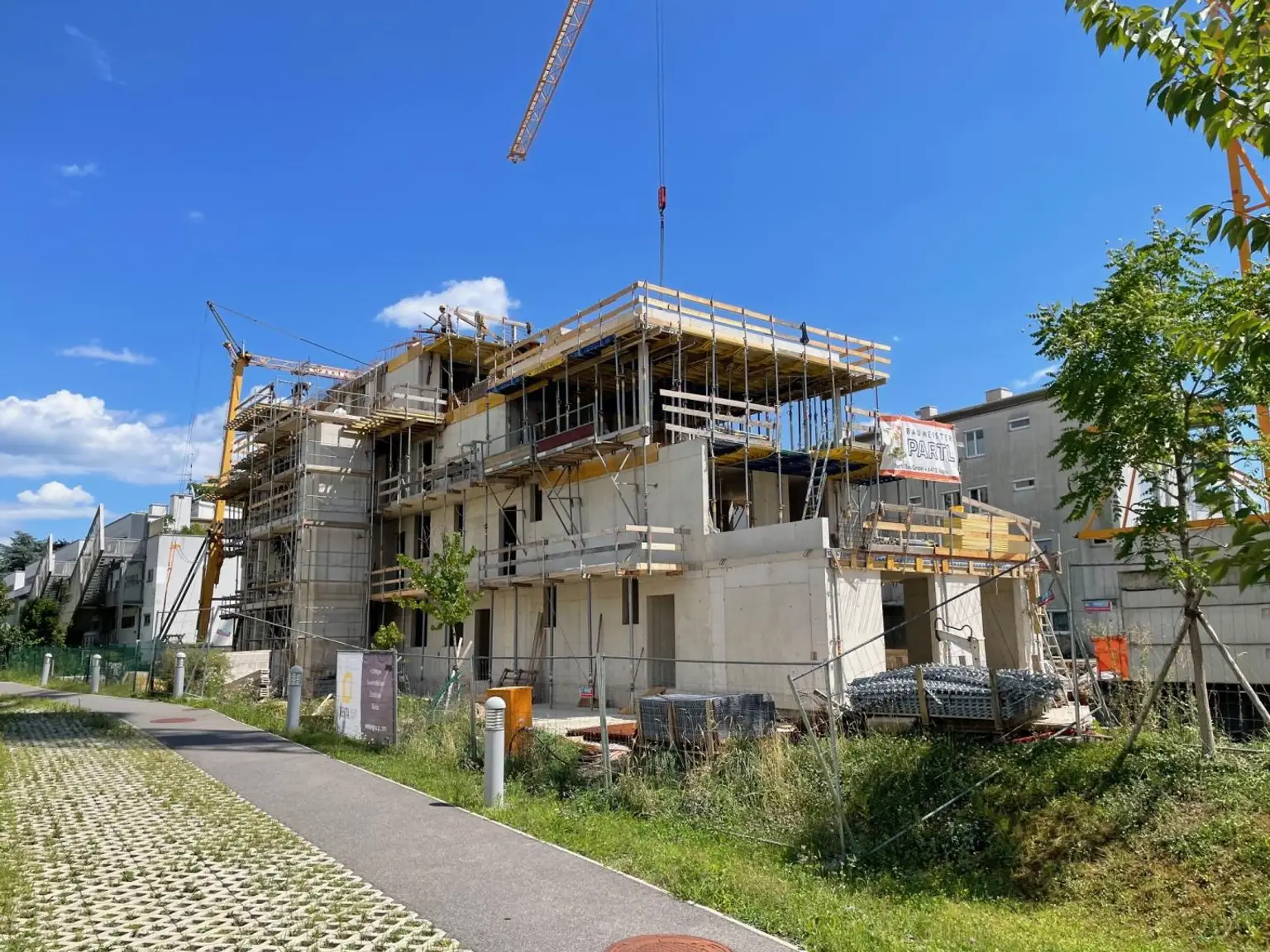 Aktuelle Baufotos Sommer 2025, Gartenwohnung