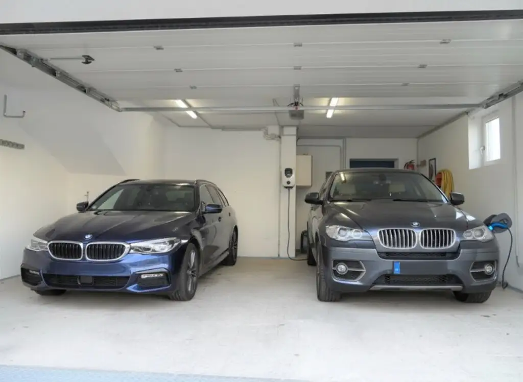 >> MIETHAUS mit 6 ZIMMER, DOPPELGARAGE, KELLER und EIGENGARTEN, am ORTSRAND!