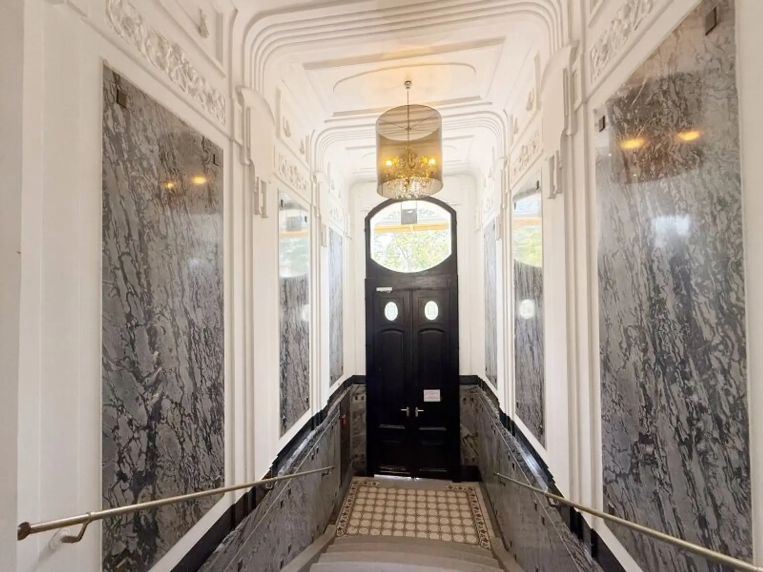 Charmante Bürofläche im sanierten Stilaltbau, unmittelbar bei der U4 und nahe dem 1. Bezirk