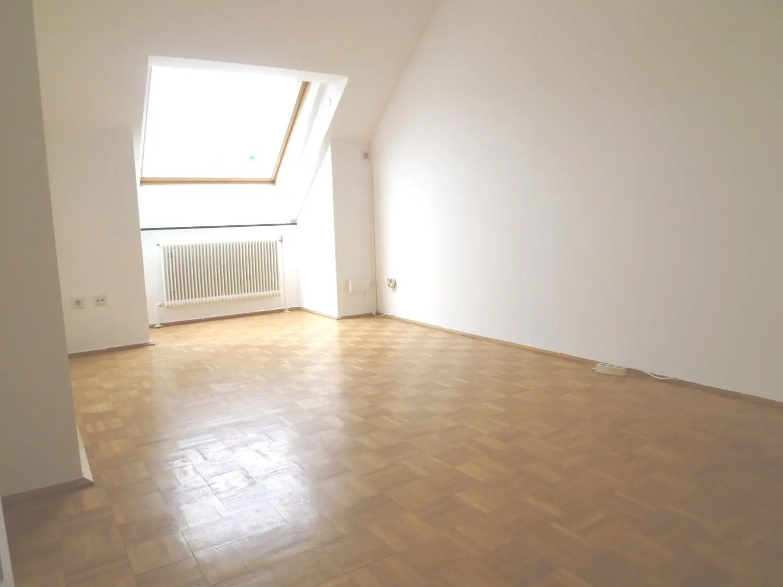 Sehr schicke und sehr sonnige Dachgeschosswohnung mit Terrasse im beliebten Unter St.Veit in Hietzing