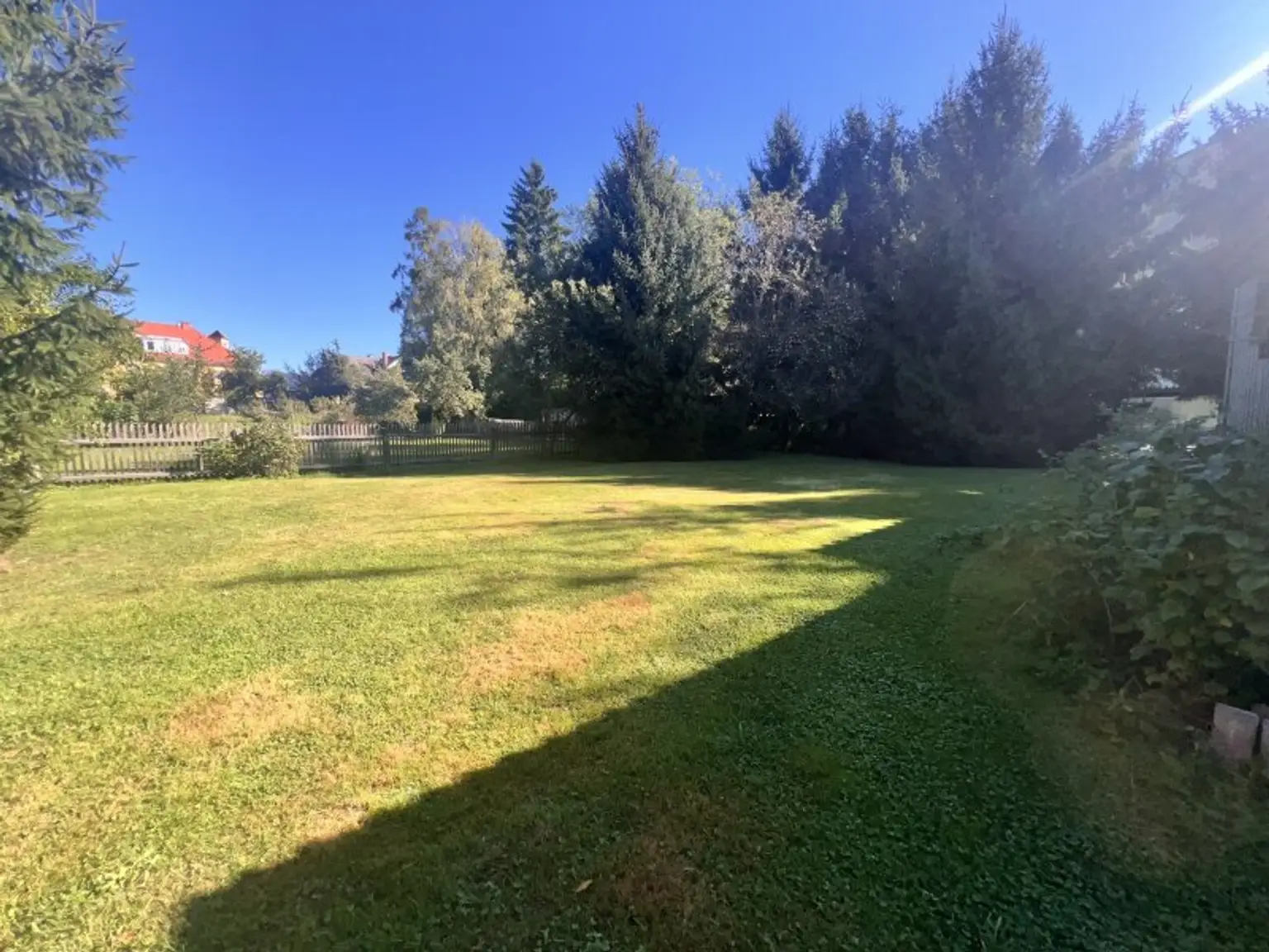 Geschäftshaus mit Wohnung + privatem Wohnhaus mit Pool und wunderschönem Garten – vielseitig nutzbar und top gelegen