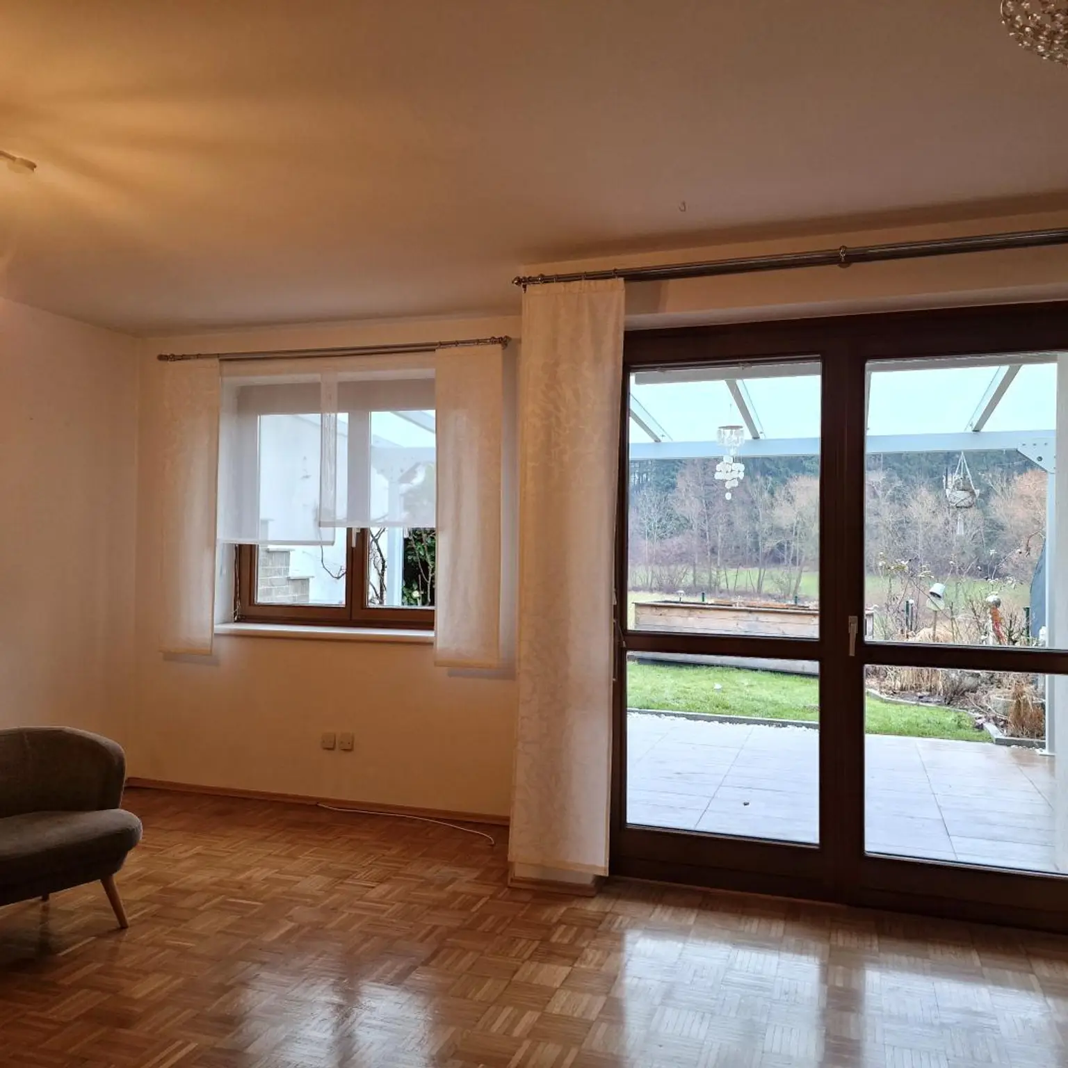 Sicht vom Wohnzimmer auf die Terrasse