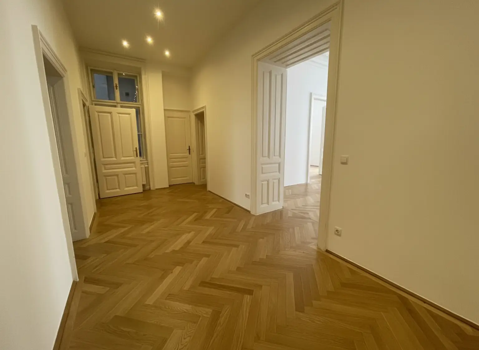 UNBEFRISTET: Traumhafte Altbauwohnung in prominenter Lage