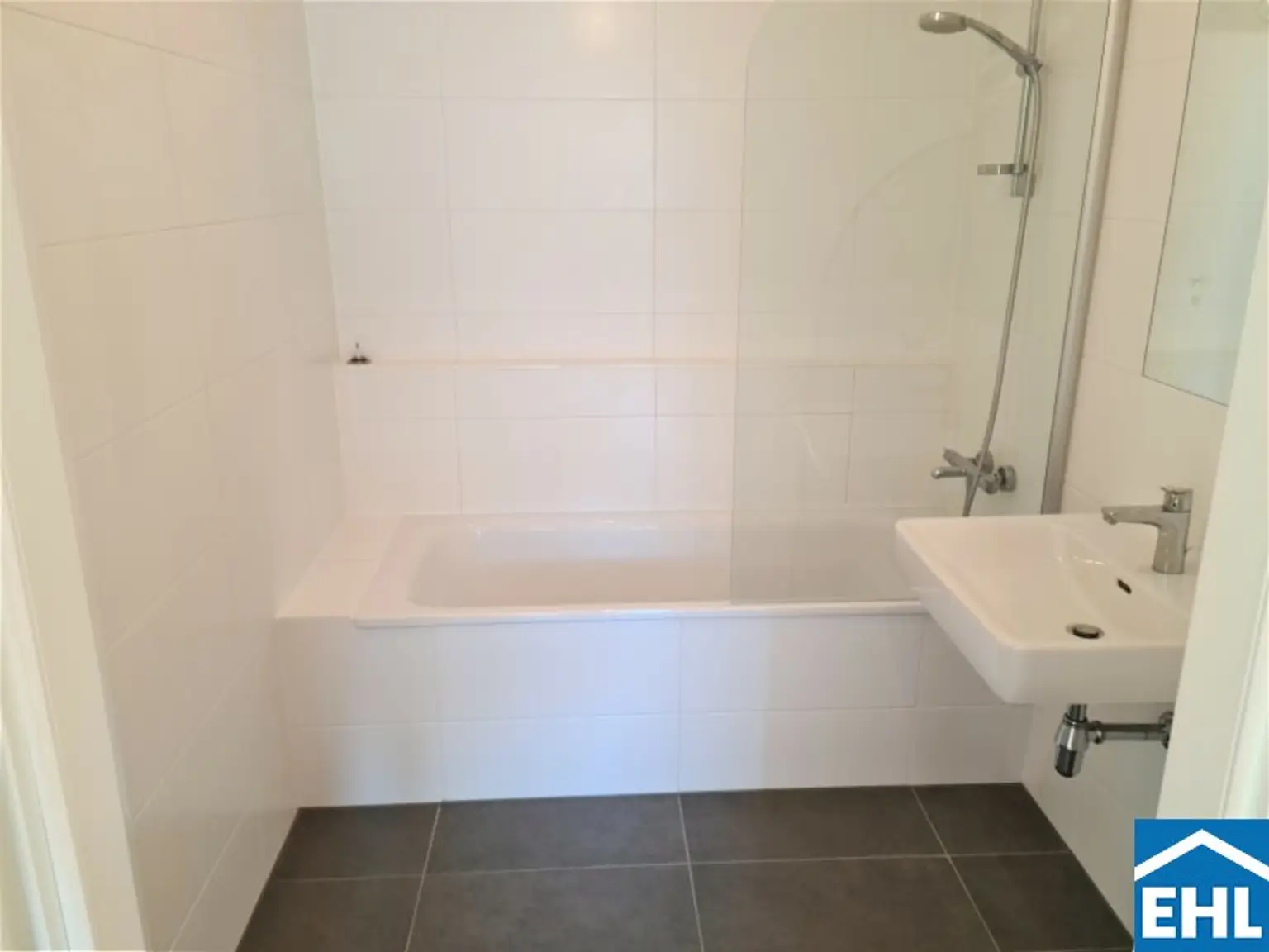 Schöne 2 Zimmerwohnung bei der Millennium City!