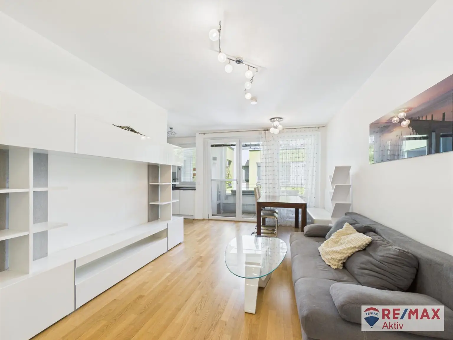 Helle 2-Zimmer Wohnung mit Loggia, Tiefgarage & perfekter Anbindung