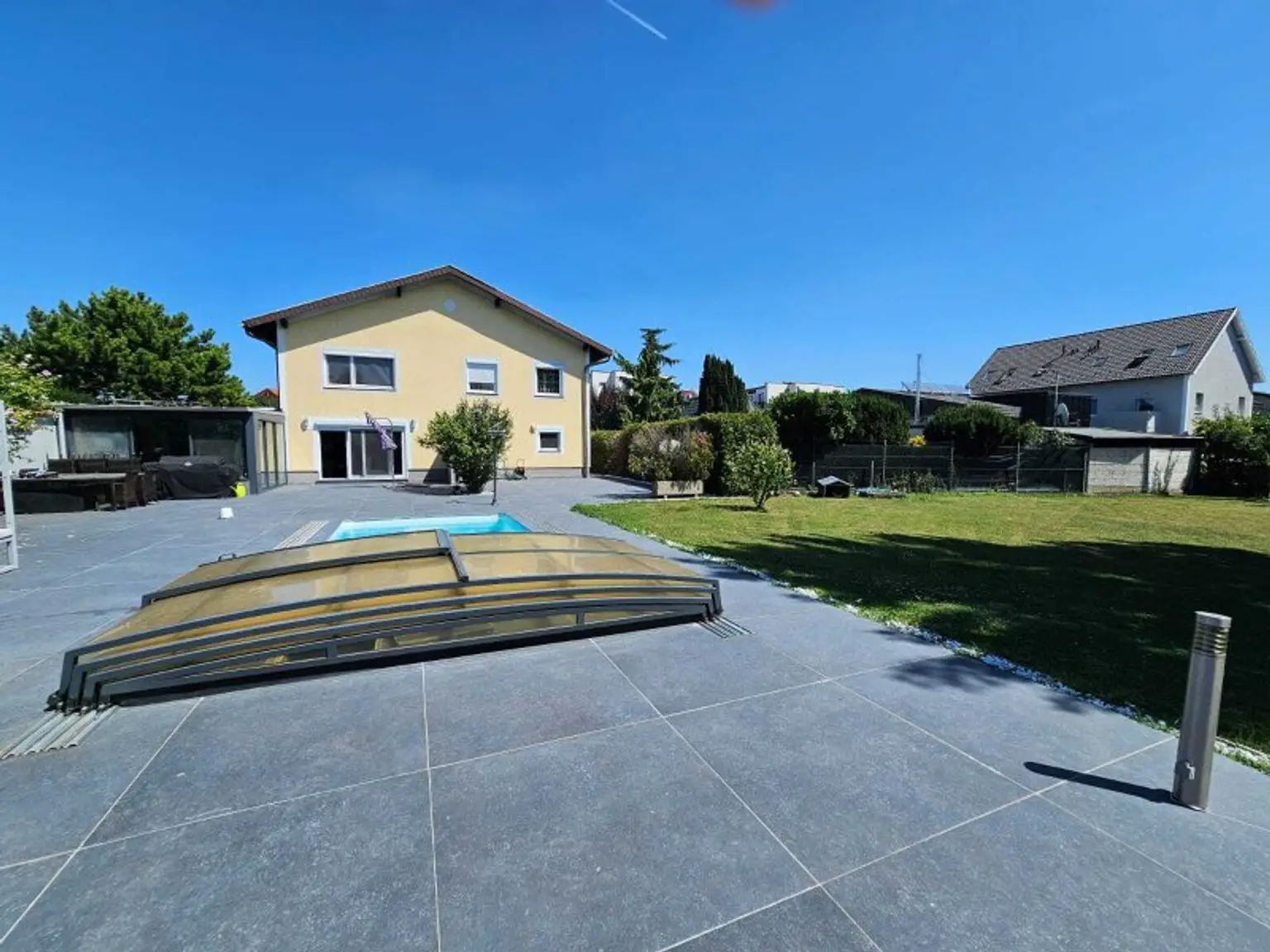 Einfamilienhaus mit hochwertiger Ausstattung | Wintergarten, Pool und ca. 1600m² Eigengrund!