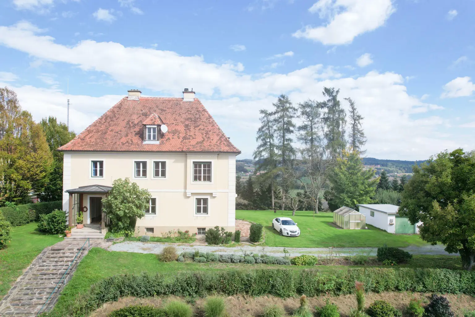 Ein Anwesen voller Möglichkeiten – großzügiges Haus mit Traumgrundstück